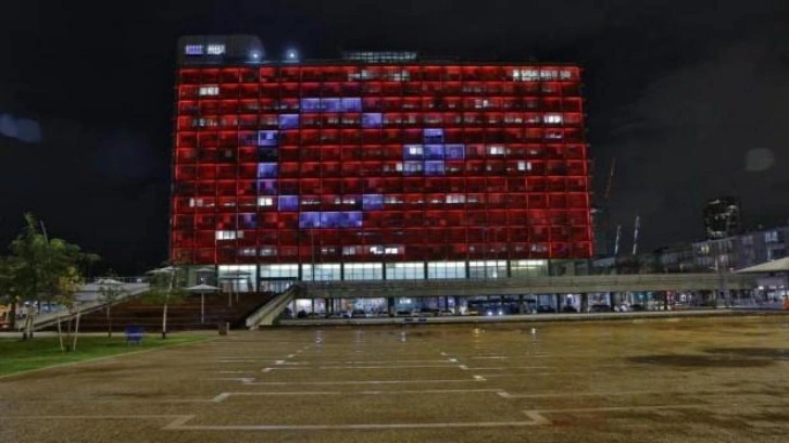 Tel Aviv'de belediye binasına Türk bayrağı silüeti yansıtıldı