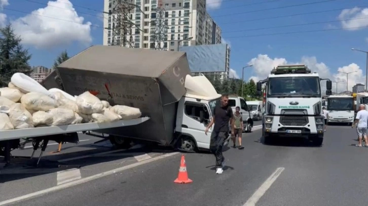 TEM Otoyolu'nda kamyonet devrildi; trafik durma noktasına geldi