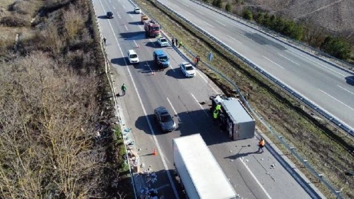 TEM'de 2 kamyonet çarpıştı; 1 sürücü yaralı