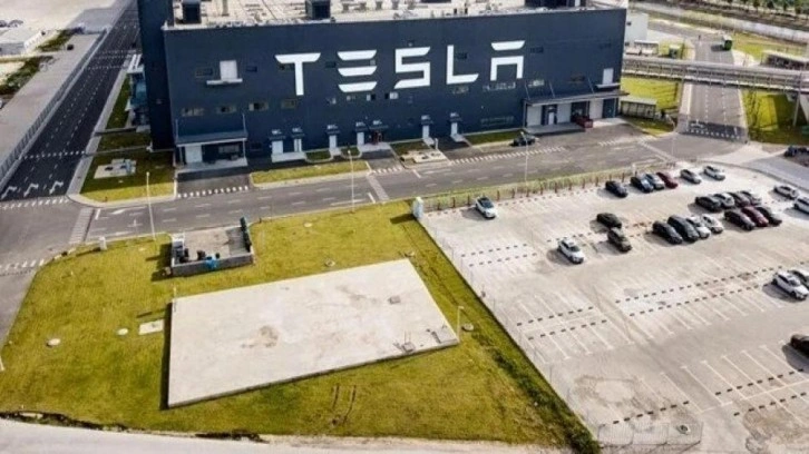 Tesla küçülüyor: Elon Musk işten çıkarmalara başladı