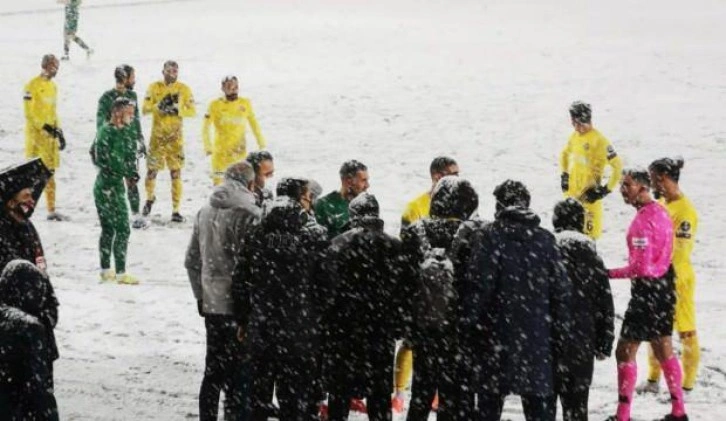 TFF 1. Lig maçında kar yağışı futbola izin vermedi!