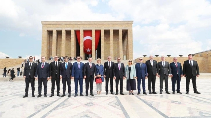 TFF Başkanı Hacıosmanoğlu ve heyeti, Anıtkabir'i ziyaret etti