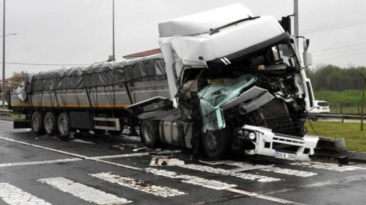 TIR şoförü trafik kazasında yaralandı