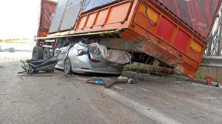 Tıra arkadan çarparak kağıt gibi ezilen araçta sürücü feci şekilde can verdi