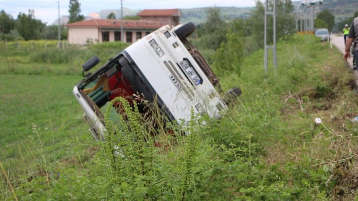 Tokat'ta tarım işçilerini taşıyan midibüs devrildi