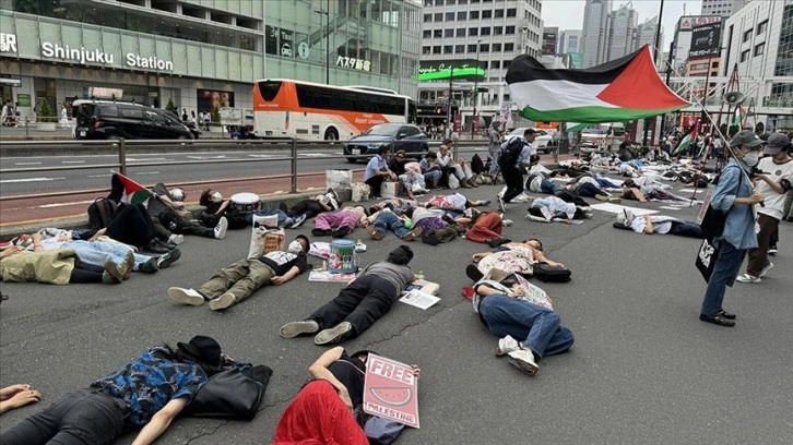 Tokyo'nun işlek noktalarından Şincuku'da Filistin'e destek gösterisi düzenlendi