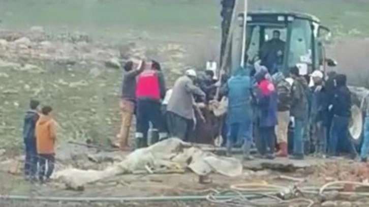 Toprağın altından gelen inleme sesleri koca köyü ayağa kaldırdı, iş makineleri hemen bölgeyi kazdı