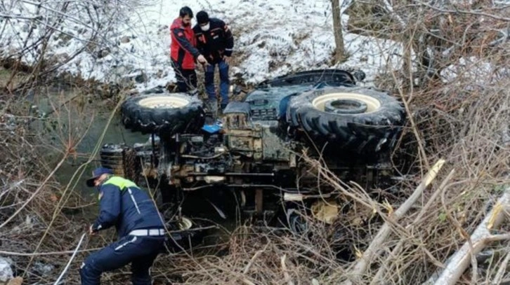 Torunlarını okul servisine götürürken traktörüyle uçuruma yuvarlanan dede hayatını kaybetti
