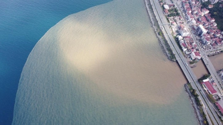 Trabzon’da sel sonrası Karadeniz renk değiştirdi