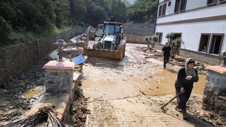 Trabzon ve Giresun'da sel sonrası yollar temizleniyor, hasar tespitine başlandı