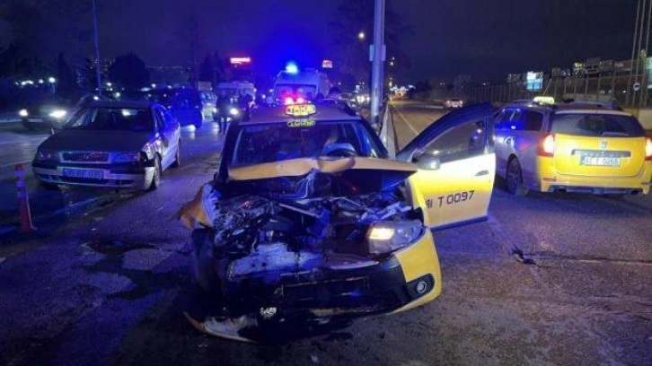 Trafik ışıklarında zincirleme kaza: 4 yaralı