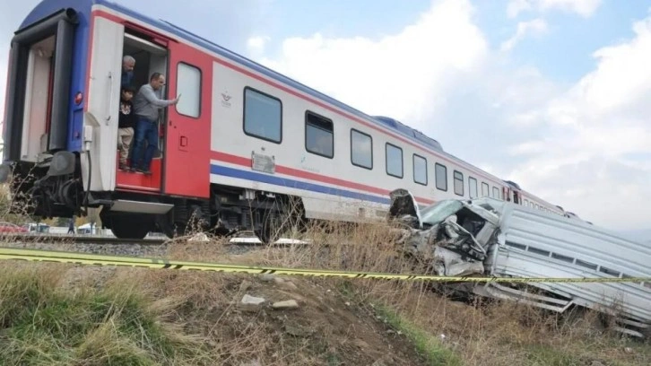 Tren, hemzemin geçitte kamyonete çarptı: 1 ölü, 1 yaralı