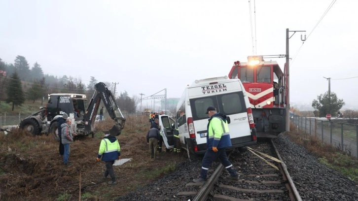 Tren, servis minibüsüne çarptı! Yaralılar var