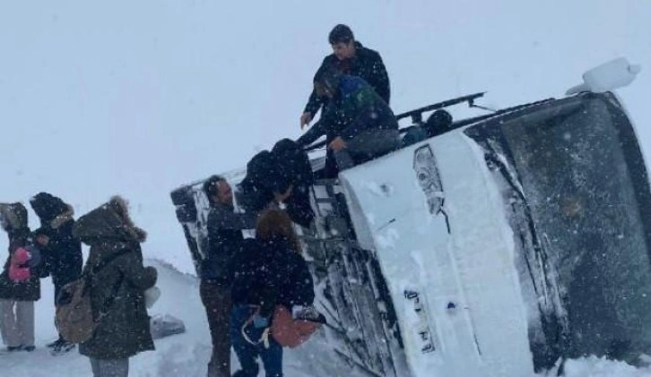 Tur otobüsü devrildi; sileceklerinin çalışmadığı iddia edildi