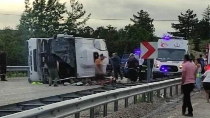 Turistleri taşıyan otobüs kaza yaptı: 1 ölü, 22 yaralı