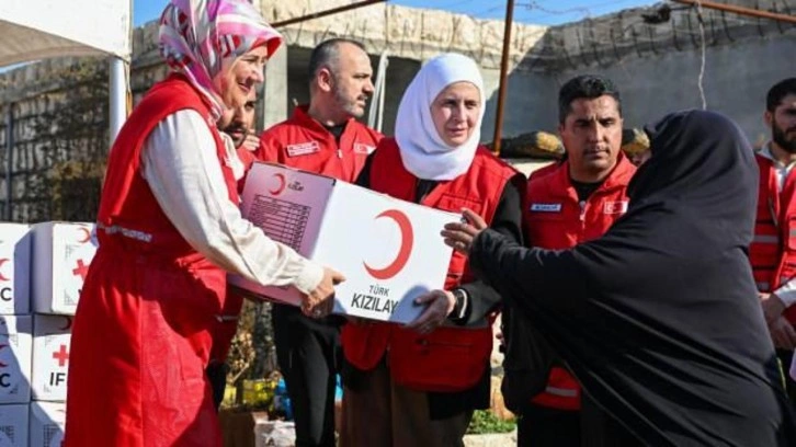 Türk Kızılay İdlib'de engelli kamplarında kalanlara yardım kolileri dağıttı