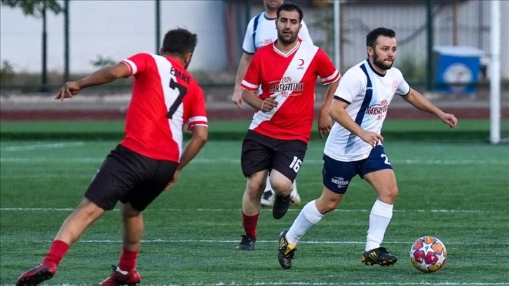 Türk Kızılayı, sporda ilk yardıma dikkati çekmek için futbol maçı düzenledi