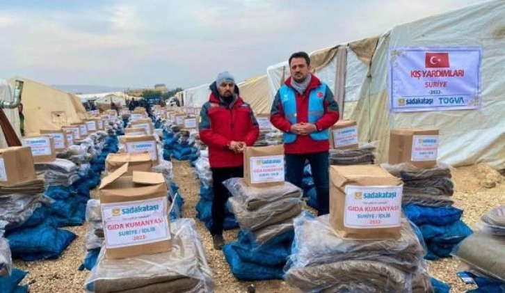 Türkiye Gençlik Vakfı ve Sadakataşı Derneği İdlib'te ailelere yardımda bulundu