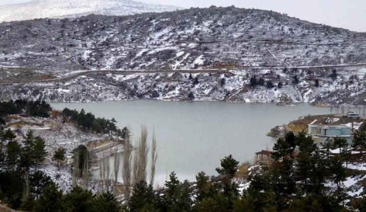 Türkiye'nin en az yağış alan bölgelerinden Konya Ovası, karla bereketlendi