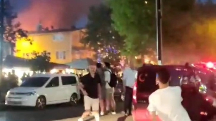Tuzla'da iki katlı binanın çatısı alev alev yandı
