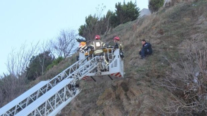 Uçurumdan yuvarlanan genç kız ağaca takıldı