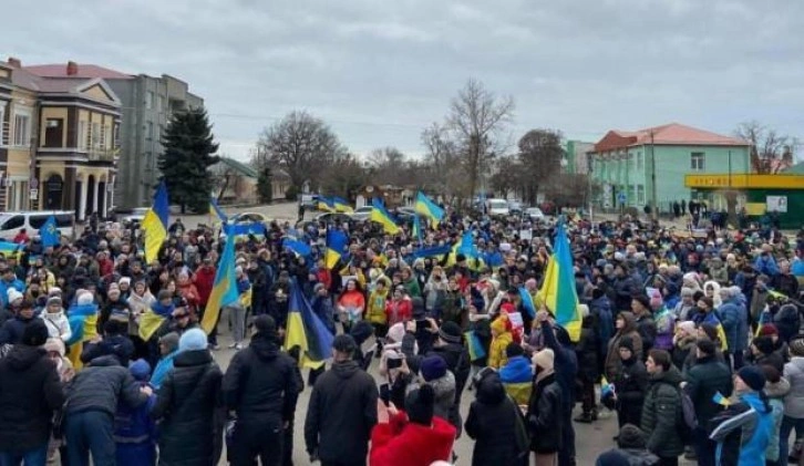 Ukraynalılar, Herson’da Rus ordusunu protesto etti