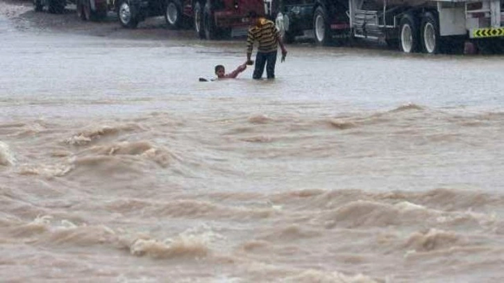 Umman'da sağanak 16 can aldı