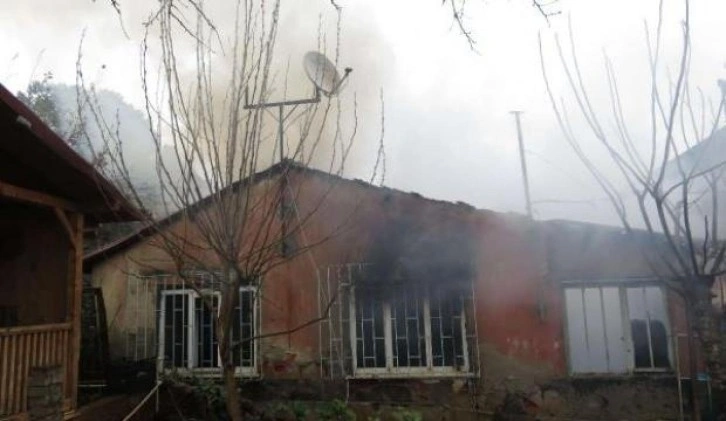 Ümraniye'de evi yanan kadını komşuları teselli etti
