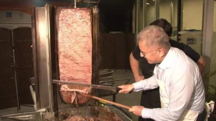 Üsküdar Belediyesi'nden ders çalışan öğrencilere iftarda döner ikramı