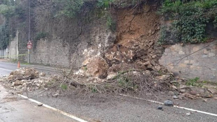 Üsküdar'da istinat duvarı çöktü! Otomobilin saniyelik kurtuluşu...