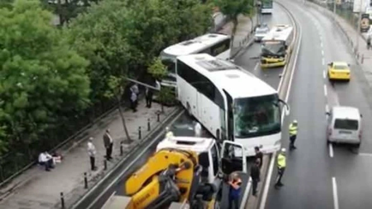 Üsküdar'da İETT otobüsü ile iki tur otobüsü çarpıştı!