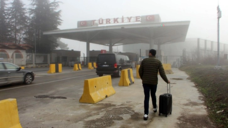 Valilik duyurdu! Sınır kapısından geçişler 3 yıl aranın ardından yaya geçişine açıldı