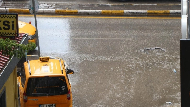 Van’da sağanak yağış! Caddeler ve yollar göle döndü