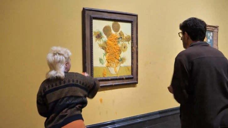 Van Gogh tablosuna çorbalı saldırı!