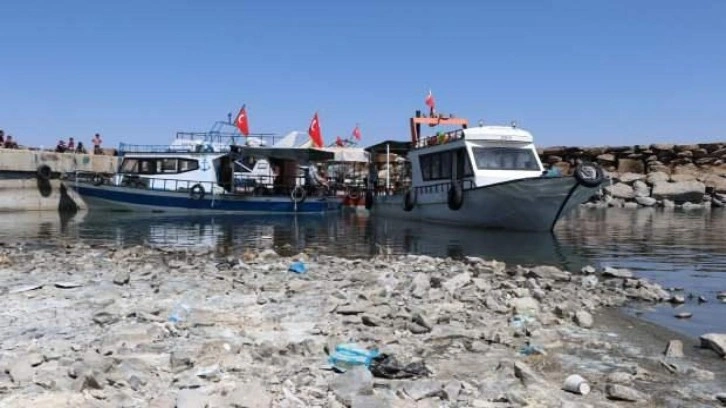 Van Gölü'nde balıkçı tekneleri karaya oturdu