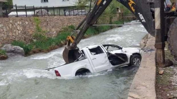 Van'da kamyonet dereye uçtu: 2 ölü, 3 yaralı