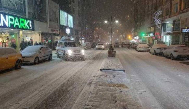 Van'da kar yağışı! Şehir beyaza büründü