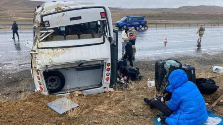 Van'da sporcuları taşıyan midibüs devrildi: 11 yaralı