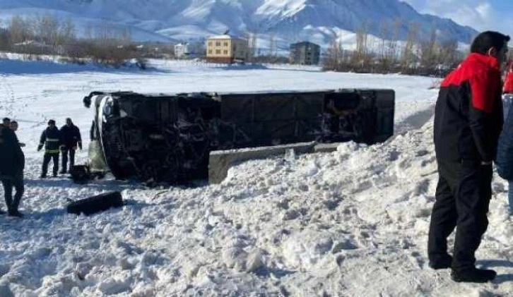 Van'da yolcu otobüsü devrildi! Yaralılar var