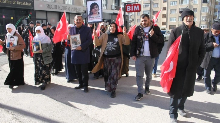 Vanlı anneler HDP İl Başkanlığı önündeki direniyor! '8 yıldır arıyorum ama vermiyorlar'