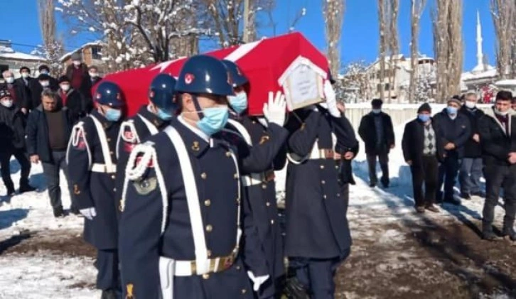 Yaşam savaşı 21 sürdü: Askeri törenle son yolculuğuna uğurlandı