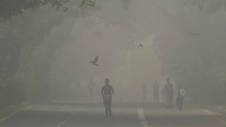 Yeni Delhi'de hava kirliliği alarmı! Vatandaşlara uyarı: “Evden çıkmayın”