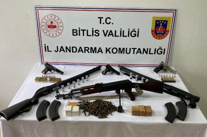 Yer Bitlis: Silahlı poz verenlere operasyon!