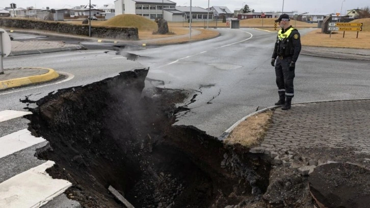 Yer resmen ortadan ikiye ayrıldı! Bir işçi yarıktan içeri düştü, hala aranıyor