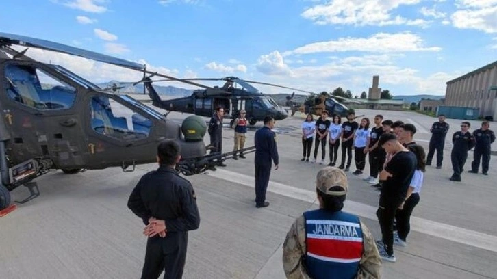 Yerli helikopter ATAK, öğrenciler için gösteri uçuşu yaptı