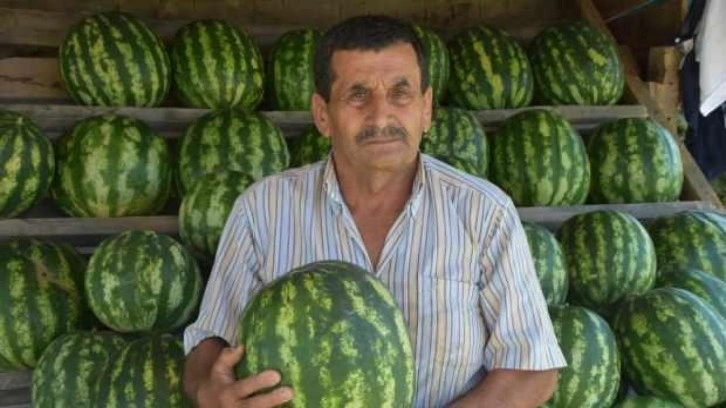 Yetiştirdiği organik karpuzları yol kenarında satıyor