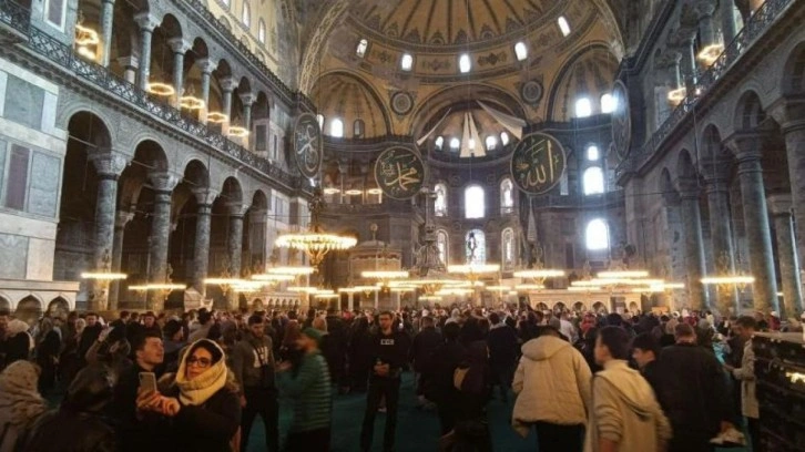 Yılın son gününde Ayasofya'ya ziyaretçi akını