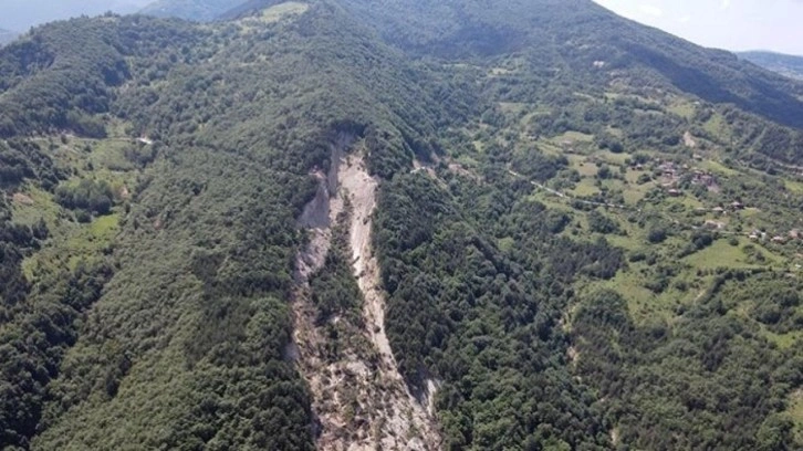 Yol 500 metre kaymıştı: Yeniden inşa ediliyor