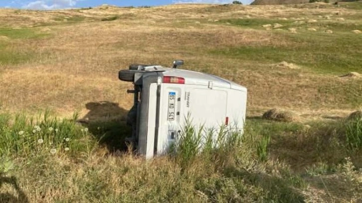 Yola fırlayan başıboş köpeğe çarpan minibüs takla attı