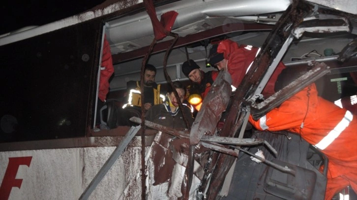 Yolcu otobüsü kamyona çarptı. Çanakkale'deki feci kazada 3'ü ağır 10 kişi yaralandı